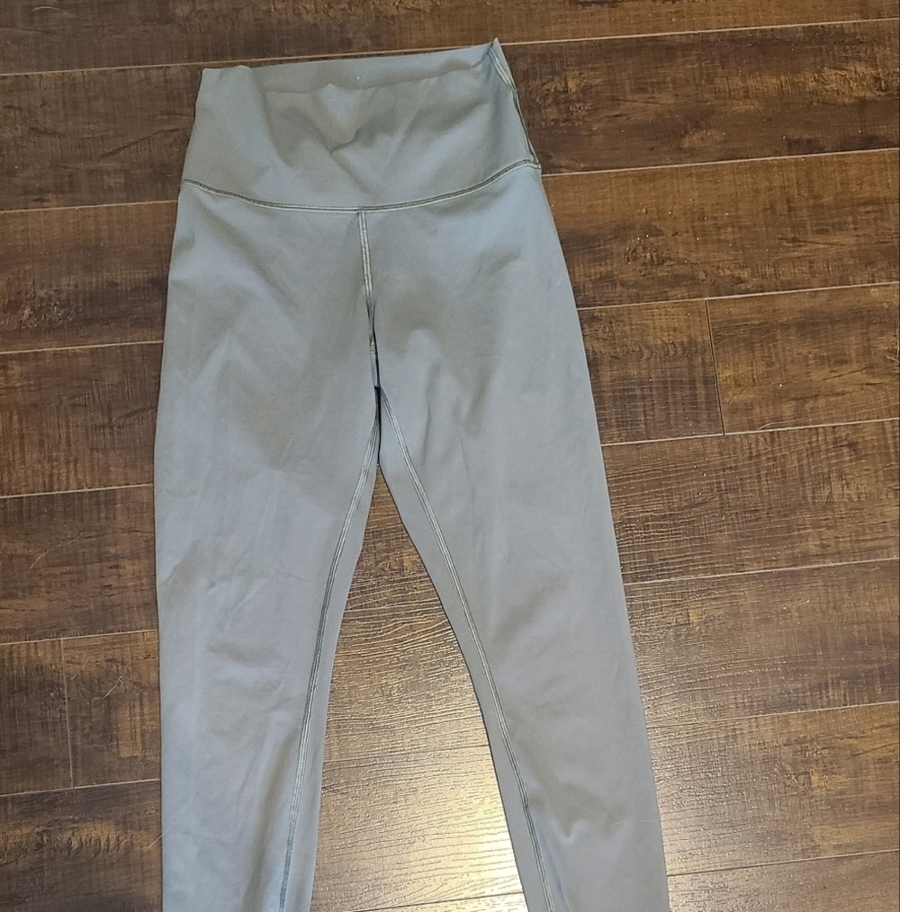 Everlane The Perform Legging In Sage Green - Like New